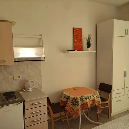 Jurandvor 7a Lovric * Baska (Krk)