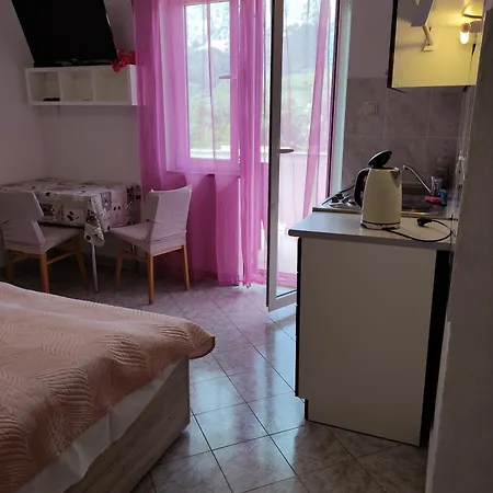 Jurandvor 7a Lovric * Baska (Krk)